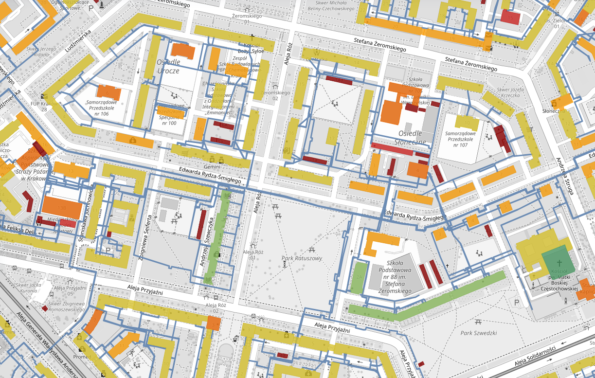 Mapa budynków z zaznaczonymi przebiegami sieci ciepłowniczej oraz węzłami, pokazująca przypisane obiekty w obszarze miasta i gminy.